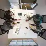 equipo vendedores en una mesa reunidos