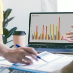 Métricas ordenador con gráficos estadísticos, tendencia de ventas