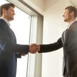 Clientes hombres estrechando la mano negocios