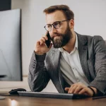 Hombre delante del ordenador con LinkedIn analytics