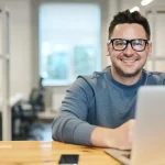 Influencer hombre sonriendo ventas online